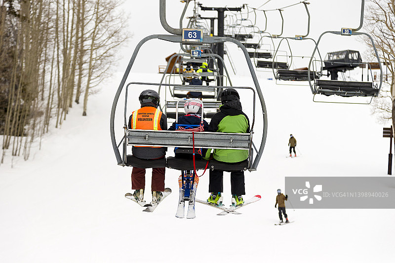 做滑雪上的活跃儿童图片素材