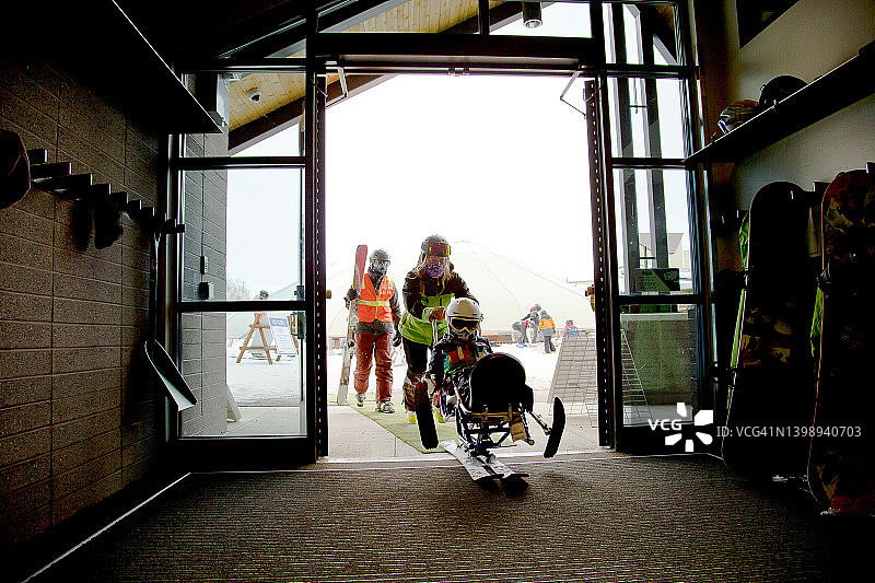 做滑雪上的活跃儿童图片素材