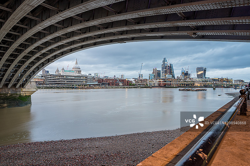 加农街铁路桥构成的方形区域图片素材