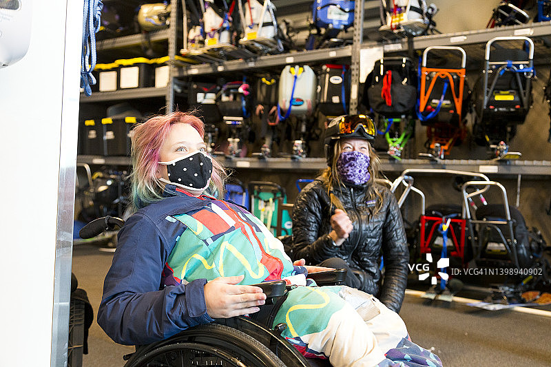 坐滑雪上的活跃儿童图片素材