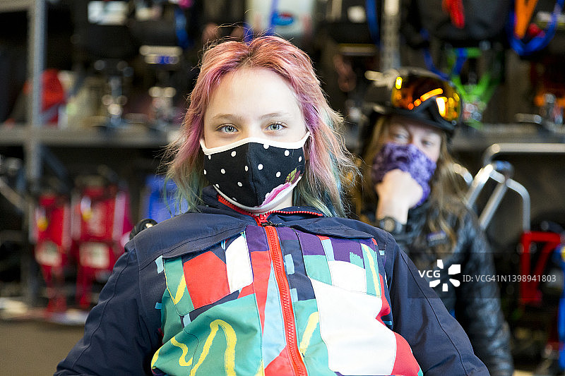 坐滑雪上的活跃儿童图片素材