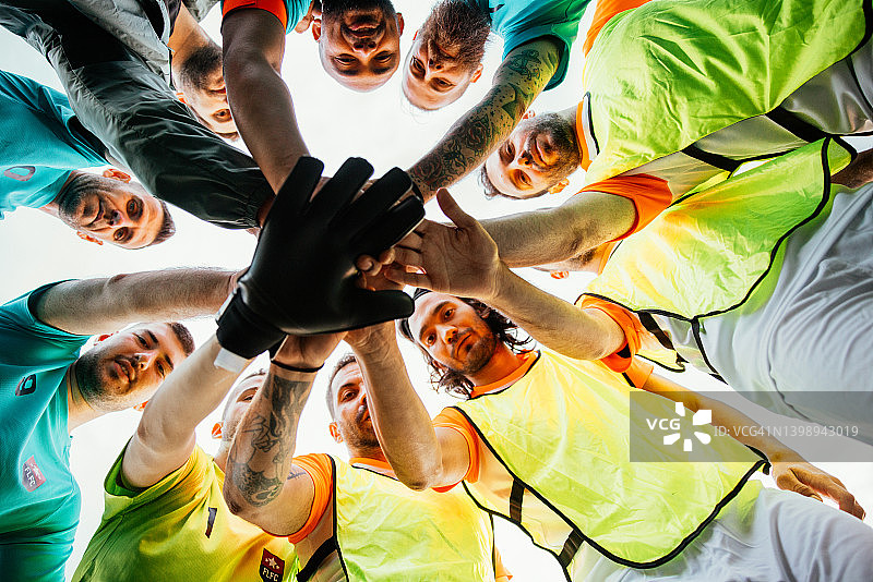 赛前充满动力的足球运动员图片素材