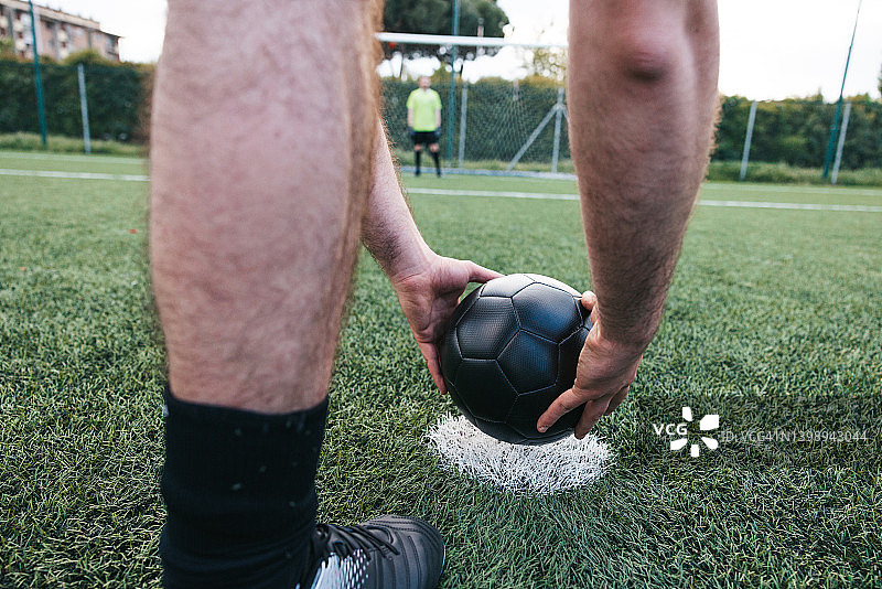 足球队球员准备为球队得分图片素材