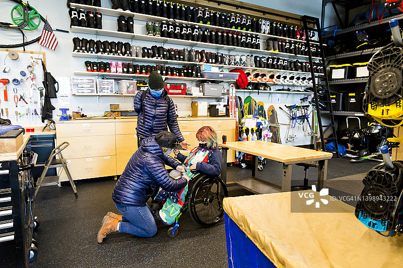 坐滑雪上的活跃儿童图片素材