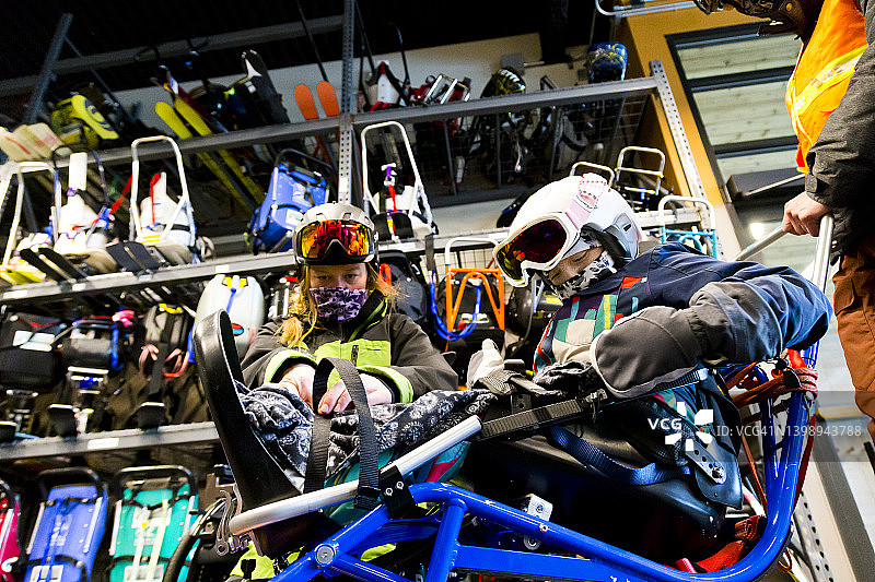 坐滑雪上的活跃儿童图片素材