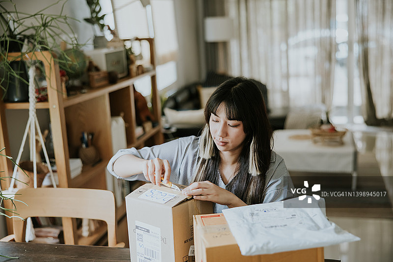 打开包裹，网上购物盒。图片素材
