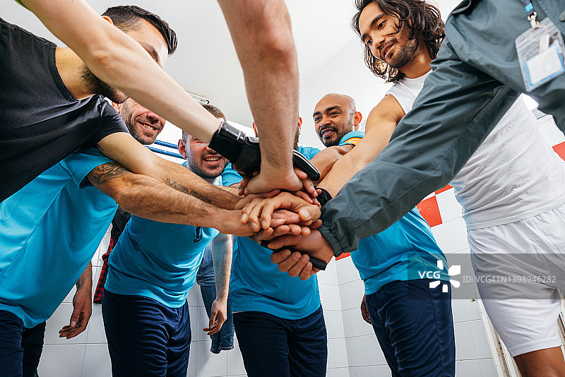 赛前充满动力的足球运动员图片素材