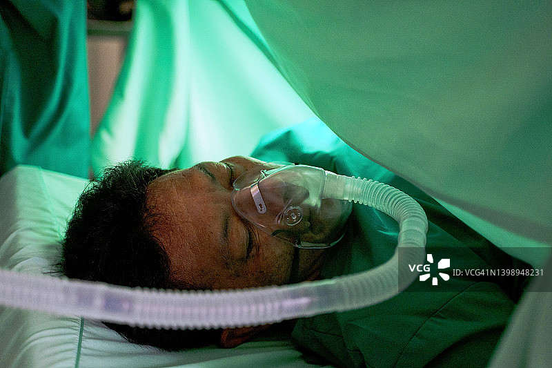 外科医生在手术室工作图片素材