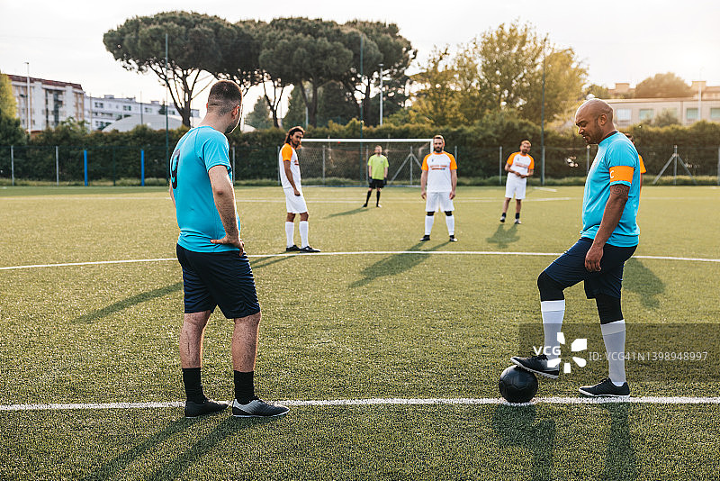 足球队准备开始比赛图片素材