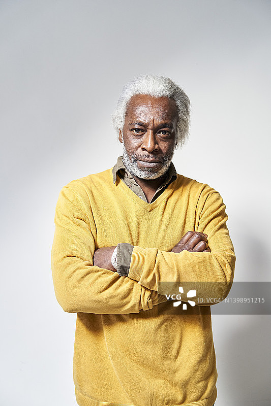 年长的男人靠墙站立图片素材