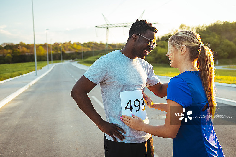 女孩佩戴比赛号码图片素材