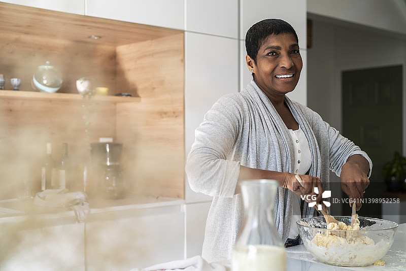 搅拌曲奇面团的中年妇女肖像图片素材