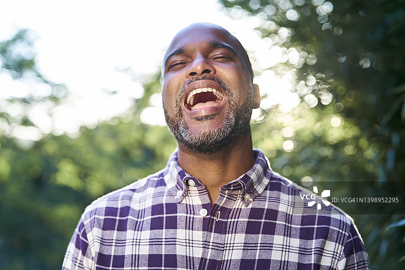 花园里笑容满面的男人特写图片素材