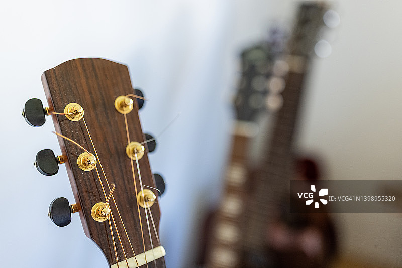 音乐学校里几把吉他的特写图片素材