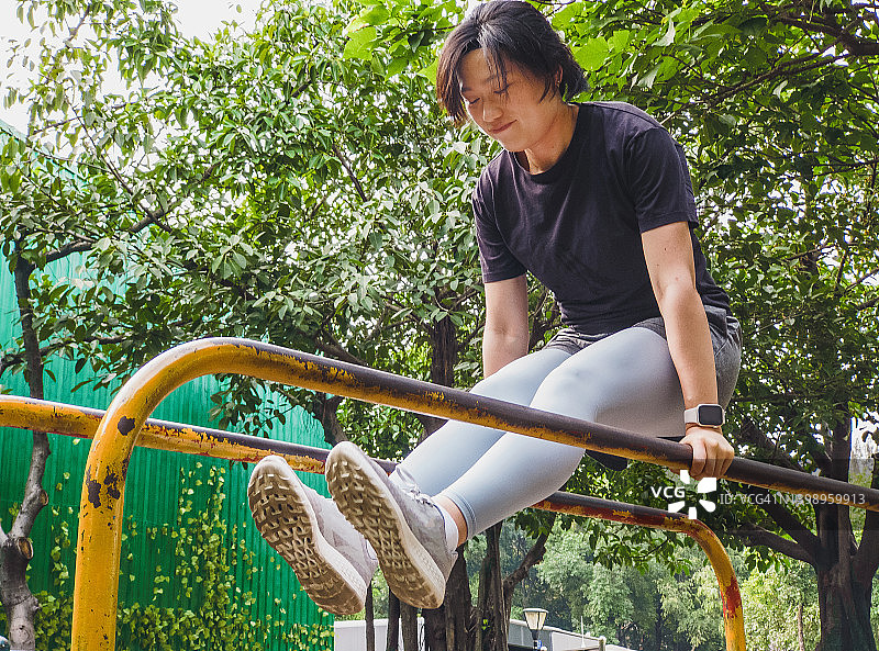 在公园锻炼的亚洲女性图片素材