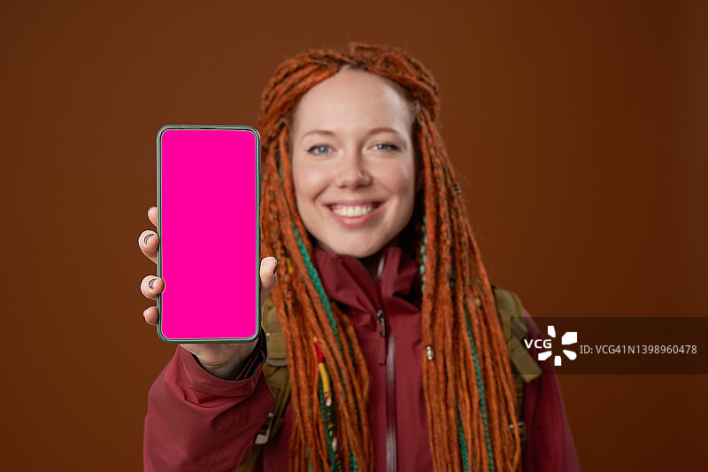 女子手持带色度键的手机图片素材