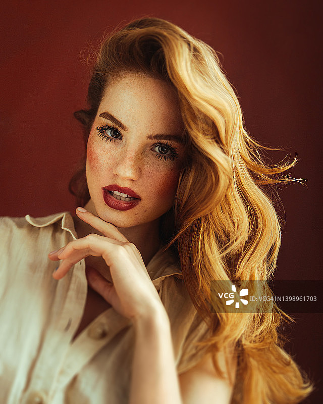 凝视的红发浓妆女人图片素材