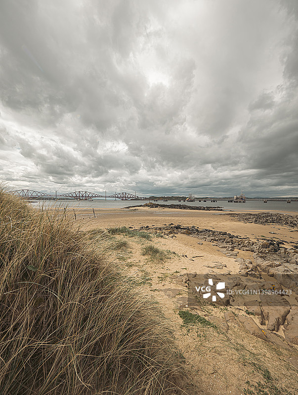 从福斯湾远眺福斯桥，苏格兰爱丁堡图片素材