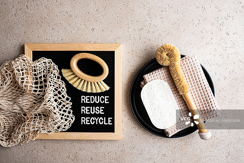 环保厨房清洁用品套装：木制刷、棉布、丝瓜海绵、可重复使用袋子及标语牌图片素材