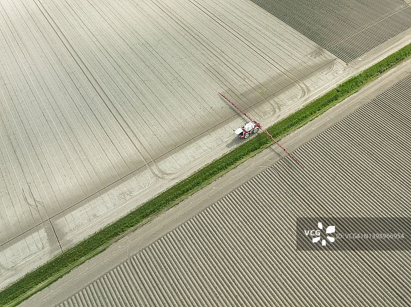 春季农田作物喷洒农药图片素材