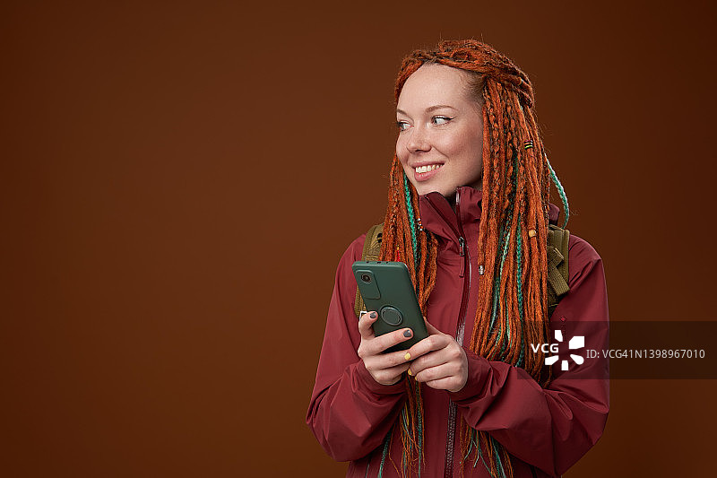 乐观的女性使用智能手机图片素材