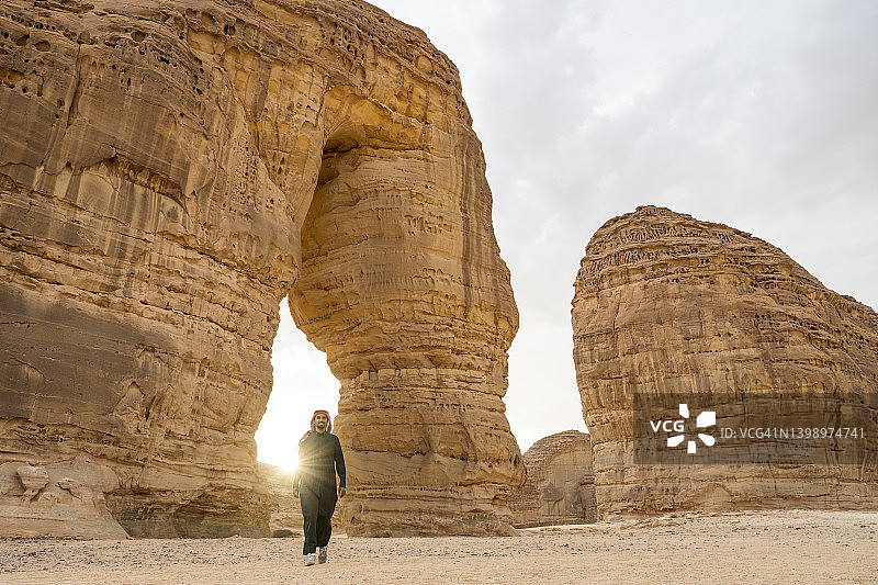 在欧拉象岩的沙特青年男子图片素材
