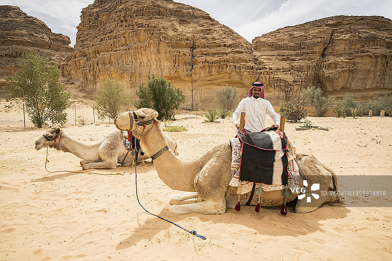 准备旅行的沙特骆驼司机图片素材