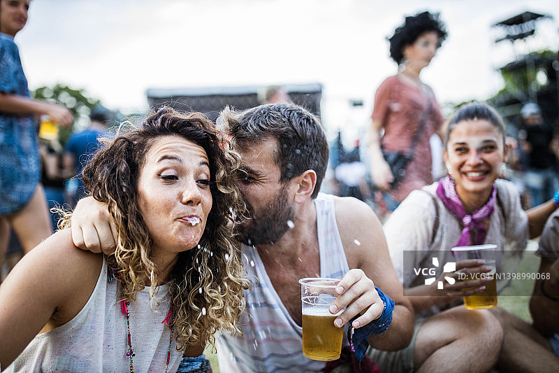 年轻女人在音乐会上玩啤酒图片素材