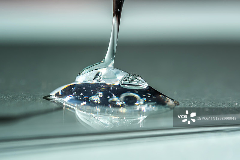 用于面部的化妆品凝胶或精华液滴图片素材