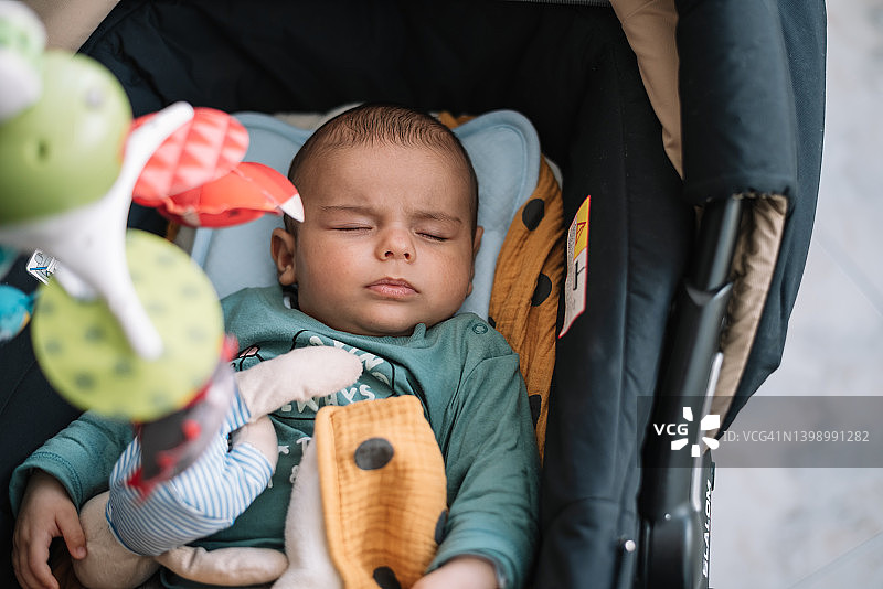 婴儿车里熟睡的宝宝图片素材