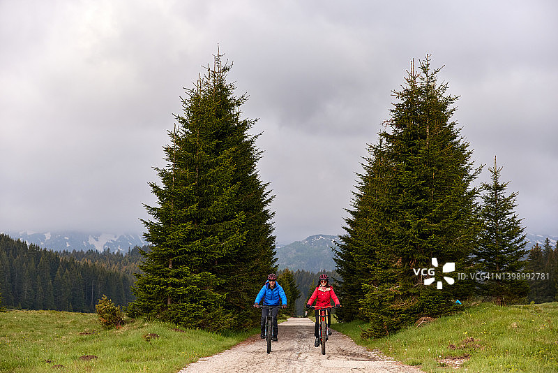 户外山地自行车情侣图片素材