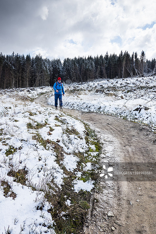 威尔士Offa堤坝国家步道上的徒步者图片素材