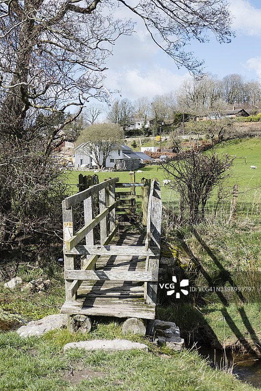 英国威尔士奥法堤国家步道人行桥图片素材