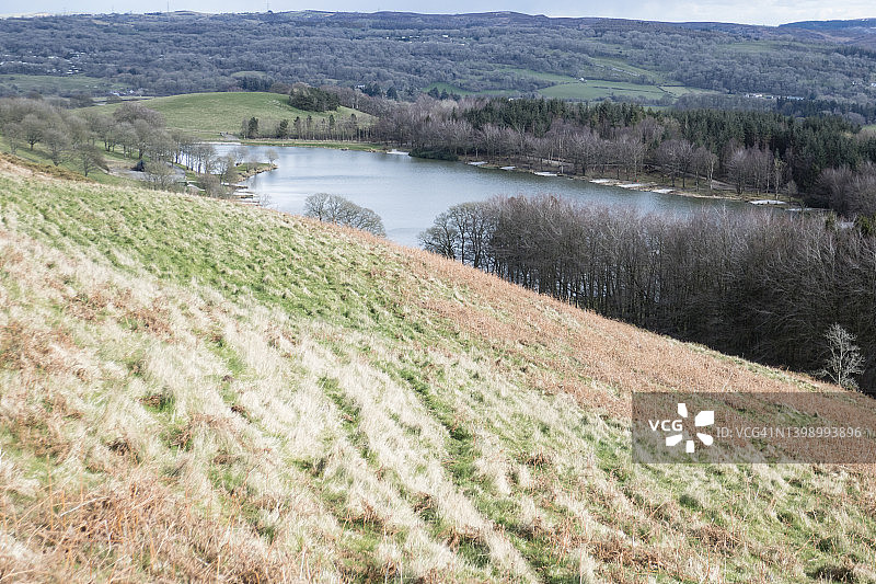从奥法堤坝国家步道欣赏威尔士奇尔克磨坊和克卢伊德门之间的林格韦里德钓鱼湖风光图片素材