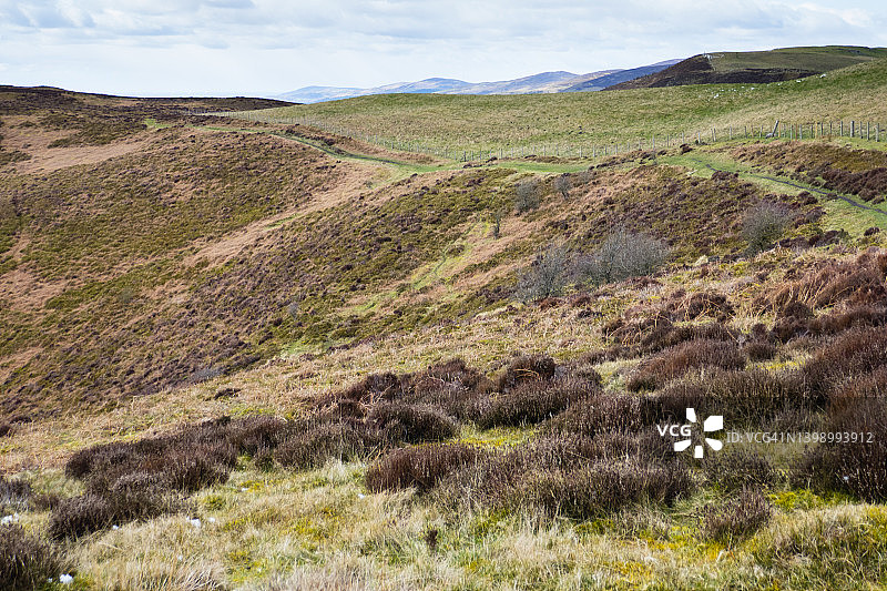 英国威尔士奥法堤步道连绵群山图片素材