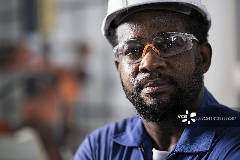 制造业中的因果分析：运营经理站在生产线上，他有能力识别问题并找出焊接组装过程中流程无法正常工作的原因图片素材