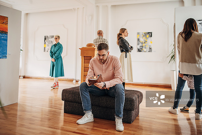 在美术馆里的男人图片素材