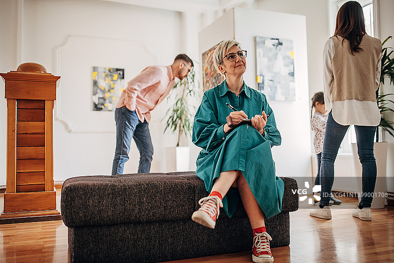 艺术画廊里的女人图片素材