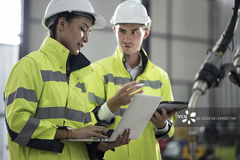 制造成本控制工程团队焊接工艺价值分析与价值工程研讨，旨在降低组件生产和组装成本，提升客户价值图片素材