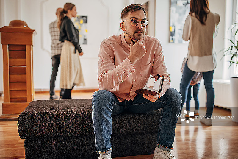 男人欣赏艺术图片素材