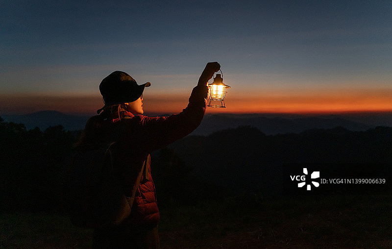 游客在黄昏时分点亮电灯笼，欣赏美丽的自然风光图片素材
