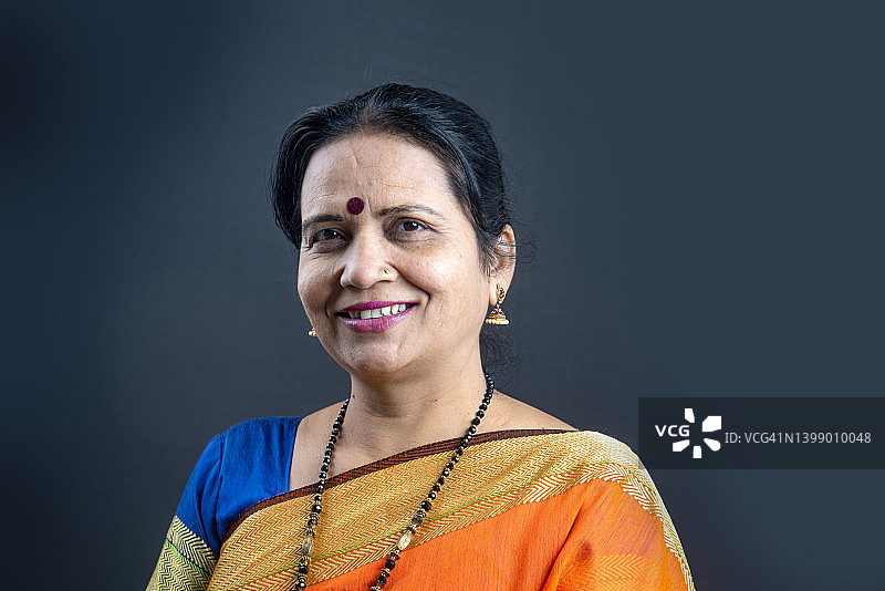 身穿纱丽的快乐印度妇女肖像图片素材