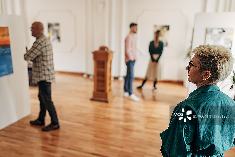在美术馆里的人们图片素材