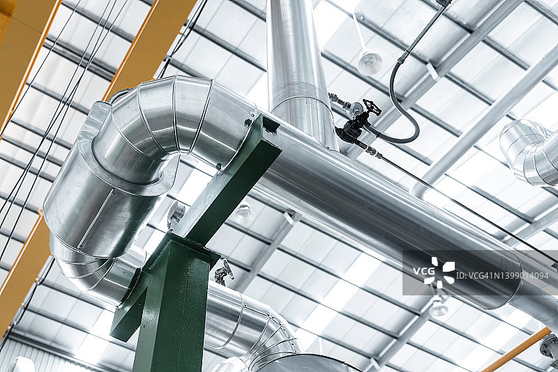 工业工厂的钢制管道图片素材