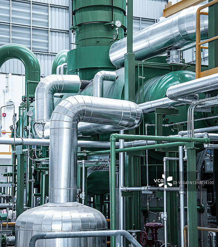 发电厂的蒸汽涡轮机设备和管道图片素材