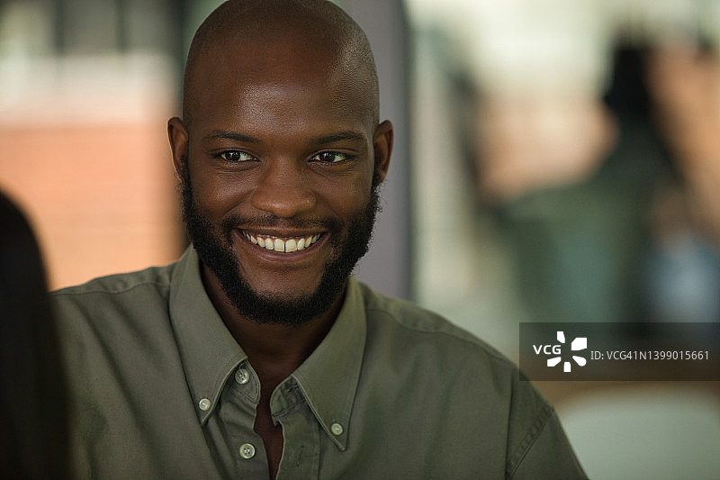 英俊的年轻人的肖像图片素材