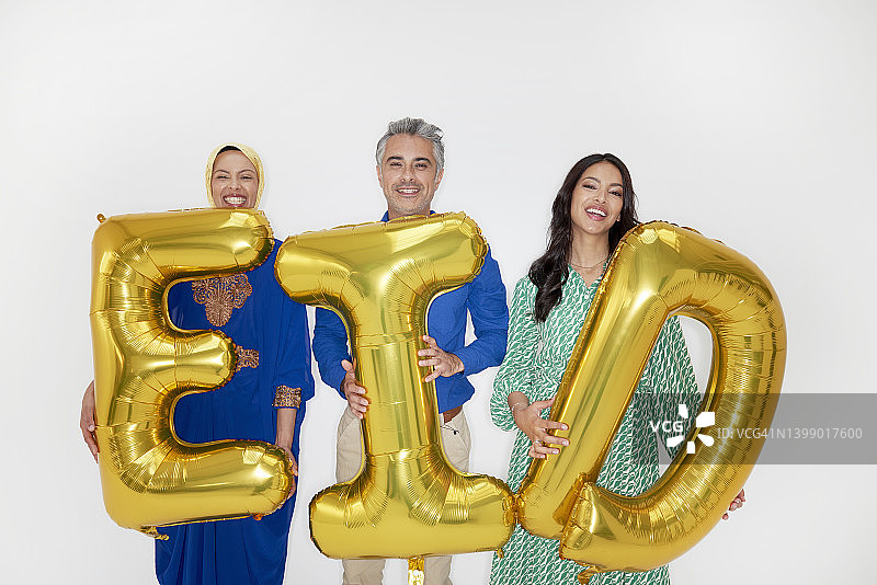 三个人庆祝开斋节图片素材