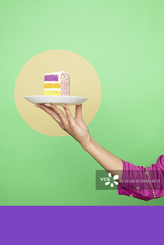 手持蛋糕图片素材