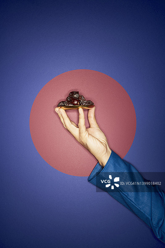 手和枣椰图片素材