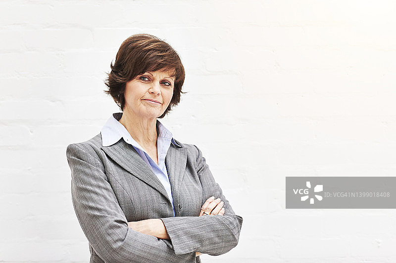 在白色背景下，自信的中年女高管的画像图片素材